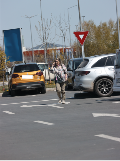 Gina Pistol a ajuns la Ikea și se îndreaptă spre intrare, cu telefonul la ureche (Foto: CANCAN.RO)