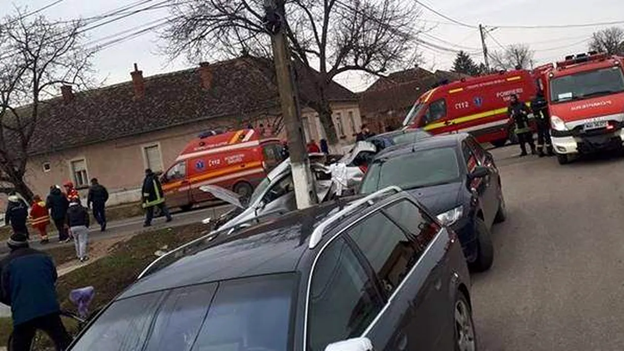 Accident grav în Arad, în urmă cu puțin timp! Mașina s-a mulat pe stâlp!