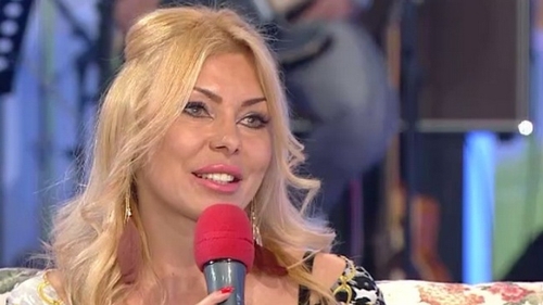 Soc pentru Jasmine! Dansatoarea din buric a fost jefuita in propriul salon si "usurata" de mii de lei!