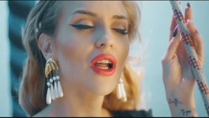 Oana Radu, penibila in ultimul videoclip. Si-a dezgolit picioarele, si-a aratat coapselele si....