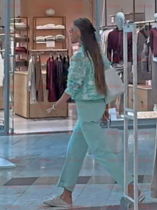 Bianca Drăgușanu, apariție relaxată la Băneasa Shopping City.