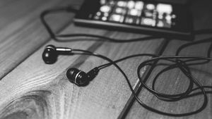 A murit după ce a adormit cu căştile, de la telefonul conectat la priză, în urechi! Avea doar 16 ani