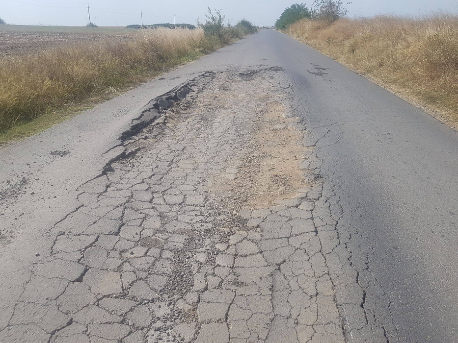 Atenție, șoferi! Există 2 cratere pe un drum circulat din județul Giurgiu, iar pericolul de accident este uriaș