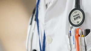 Bancul zilei | Un medic rezident asistă prima lui pacientă la naștere