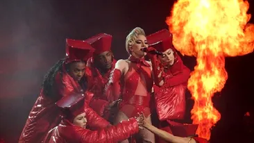 VIDEO / Lady Gaga, clipe ruşinoase pe scenă! Ce s-a întâmplat în timp ce cânta şi purta o rochie transparentă, fără lenjerie intimă şi sutien