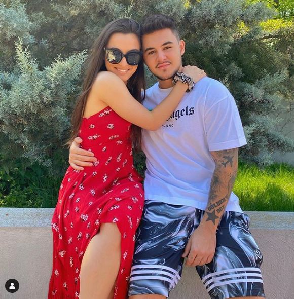Alexia Eram, glumă nesărată pentru iubit, chiar în timp ce dormea! A luat mașina de tuns și i-a făcut o schimbare de look lui Mario Fresh. Cum a reacționat artistul, dar și “soacra”, Andreea Esca