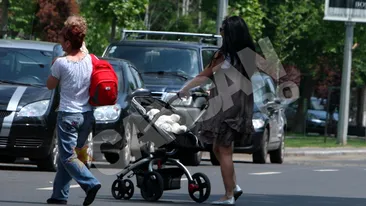 In timp ce micul Petrus pare lipit de bratele bonei, mami se relaxeaza! Silvia Chifiriuc plimba ursul