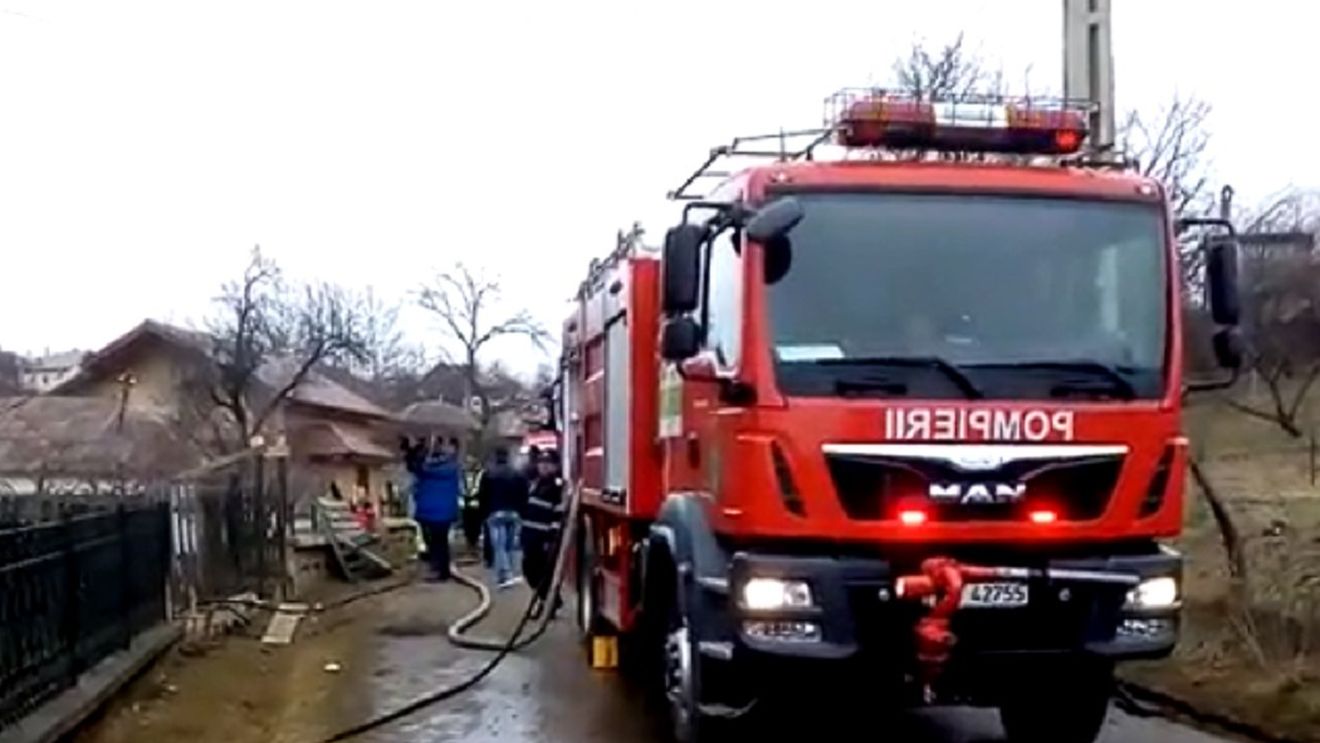 VIDEO Descoperire macabră în Argeş. Pompierii veniţi să stingă un incendiu au găsit cadavrul unui bărbat cu gâtul tăiat