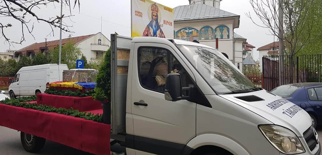Procesiune la Târgoviște pentru încetarea pandemiei de coronavirus. Medicii au ieșit în fața spitalului și s-au rugat