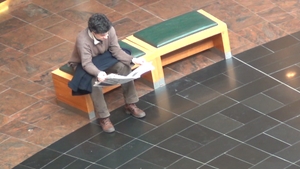 Ce shopping la mall? Mihai Calin si-a gasit alta ocupatie acolo! E si la curent cu tot ce misca, se si relaxeaza!