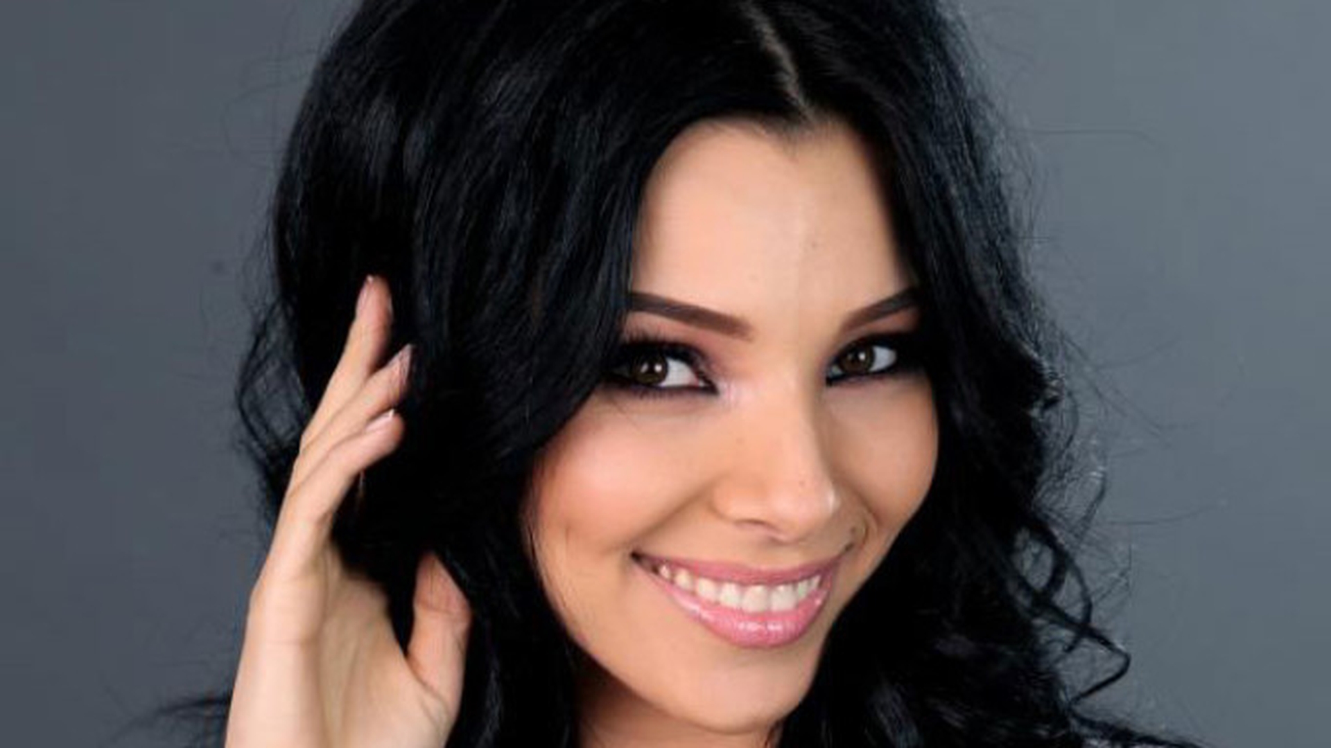 Ce sexy e Corinuta! Stirista de la sport, in cea mai fierbinte ipostaza a inceputului de vara! Uite cat de bine arata