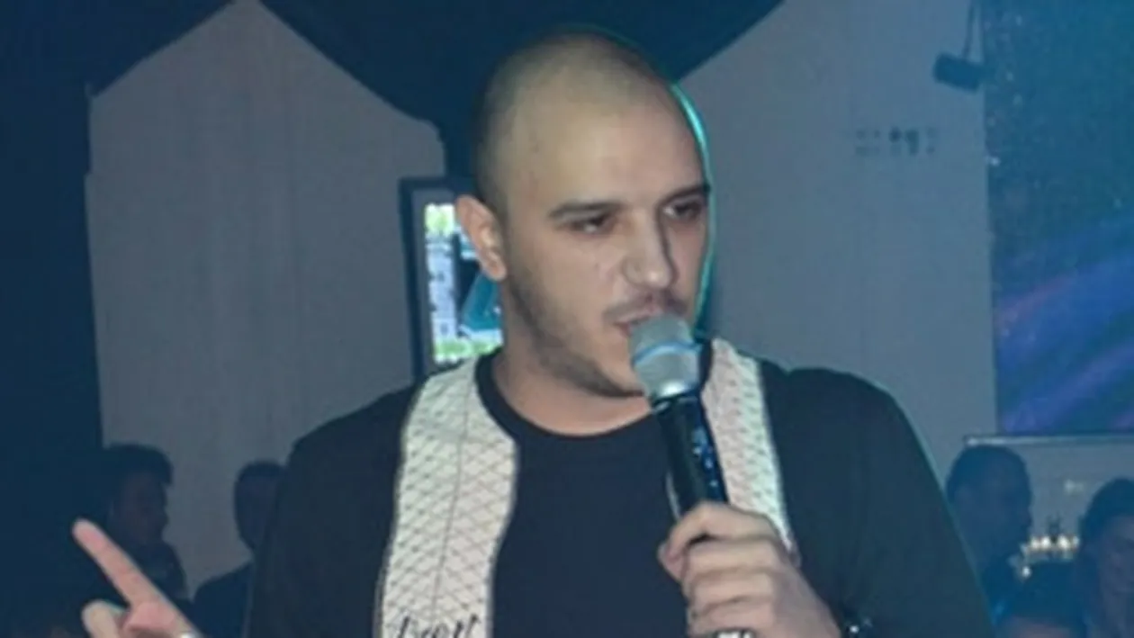 Ghici ce fantezii are artistul? Intra aici sa-l vezi pe Guess Who cu capul intre picioare!