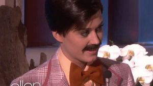 Frumuşica artistă Katy Perry s-a îmbrăcat ca un bărbat şi...îi stă foarte bine! Voi ce credeţi?