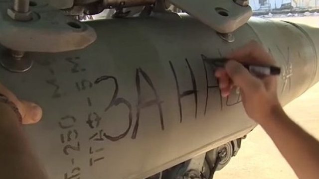 VIDEO INEDIT! Ce mesaje au scris rusii pe bombe inainte de a ataca Statul Islamic