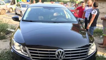 Interlopii închiriază maşini, apoi le fac zob în accidente şi le abandonează. ”Spaima Galaţiului” a distrus trei limuzine