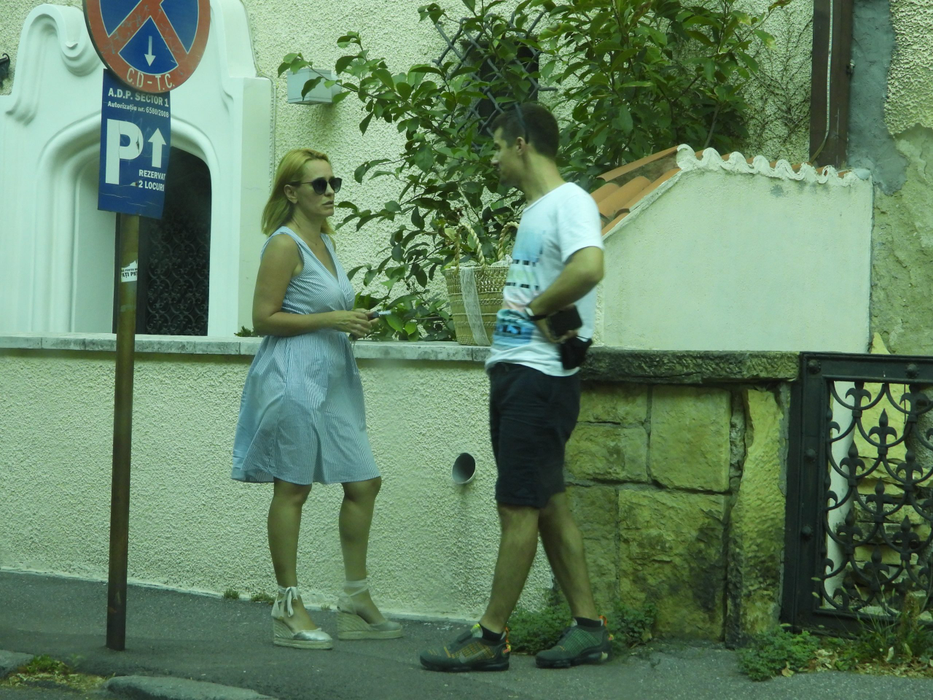 Andreea și Eugen au terminat prânzul schimbând câteva cuvinte la colț de stradă