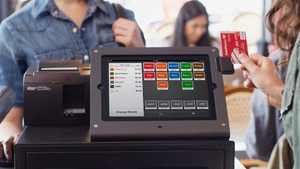Se face lege pentru asta! Vei putea scoate bani de pe card, de la casieria supermarketului!