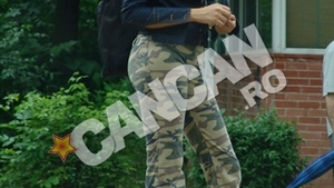 Vedetele au fost si ele oameni! Nicoleta Luciu intr-o ipostaza de neuitat - Astepta tramvaiul dimineata in statie in slapi cu sclipici si pantaloni de camuflaj - Vezi imaginile pe care ea le-ar dori uitate