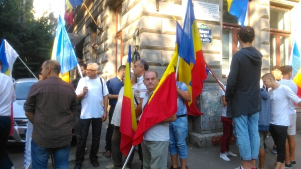 Membrii PRU îl susţin pe VICTOR PONTA! Oamenii au ieşit în stradă