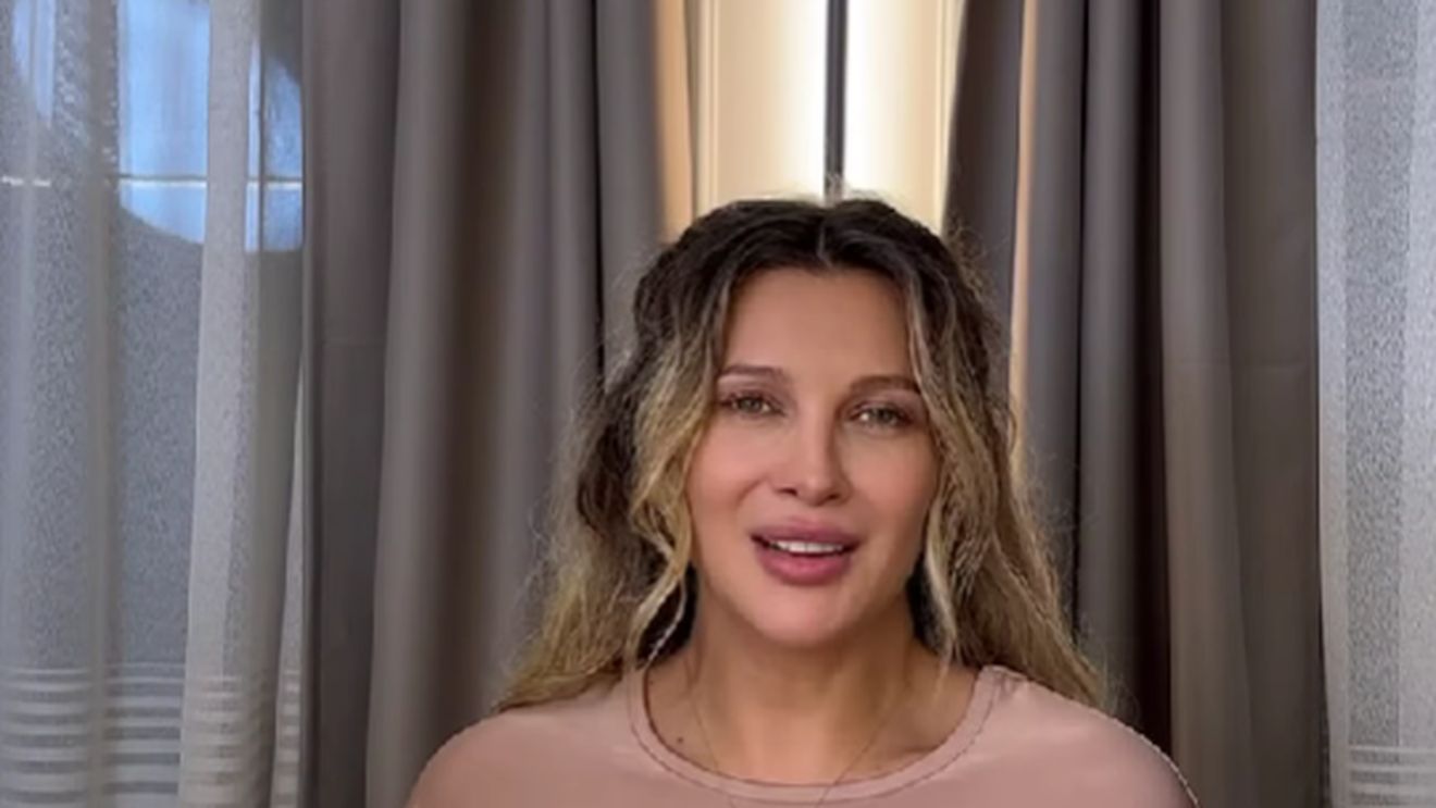 Lora, la un pas de leșin în avion. Artista a trecut prin momente de groază: ”M-au lăsat pe pistă”