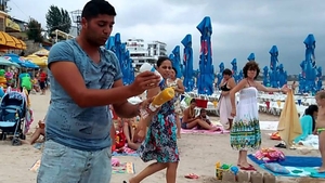Surpriză! Câți lei costă un porumb fiert, pe plajă la Mamaia. "Pentru fete părăsite, 15 boabe gratuite"