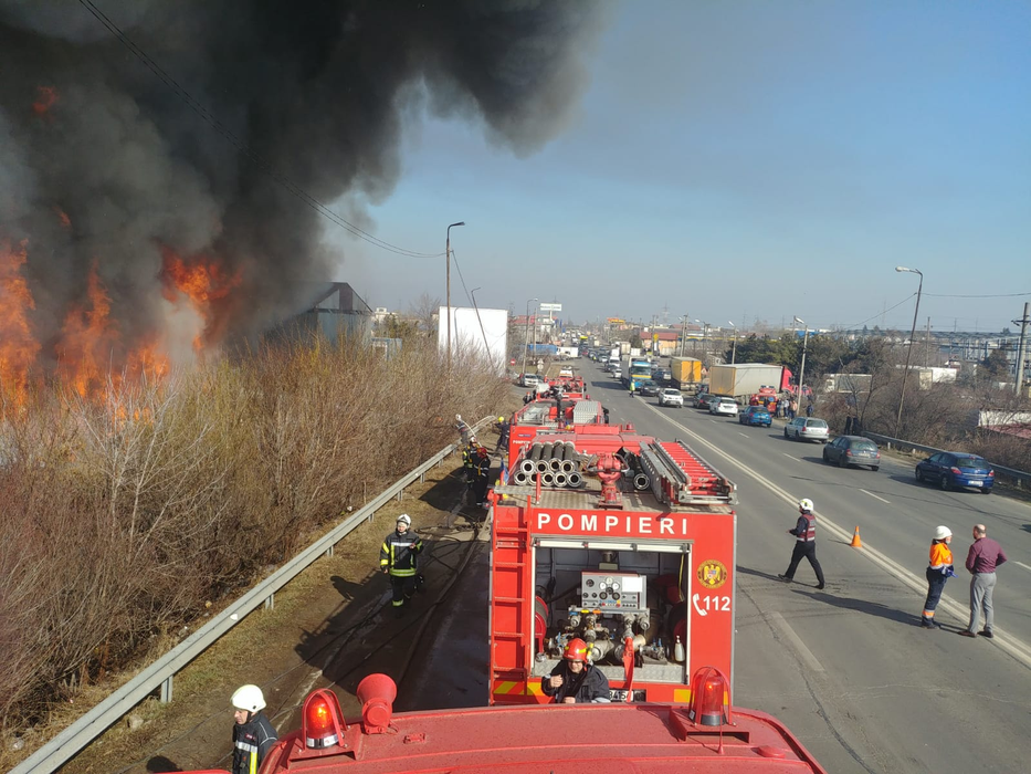 Incendiu puternic la un depozit de mașini din Voluntari! Autoritățile intervin de urgență