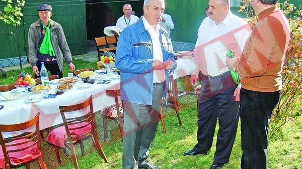 Premierul, la masa lui mos Alboaie din Comanesti