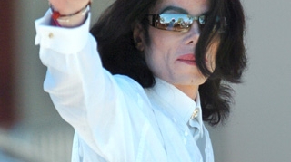 Fanii romani il omagiaza pe Michael Jackson in Parcul Herastrau din Capitala