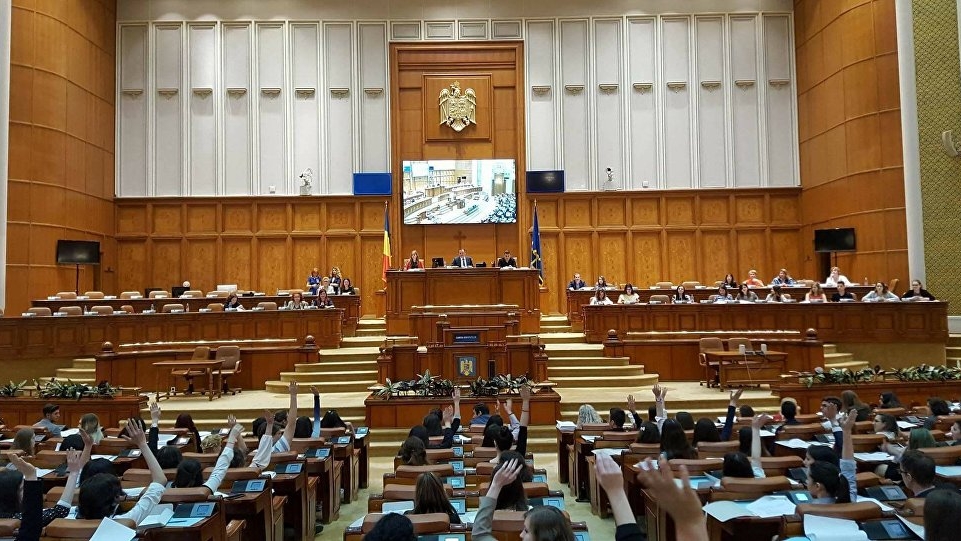 Parlamentul a votat creșterea pensiilor cu 40%. PNL anunță că va ataca legea la CCR. Propunerea PSD a trecut cu votul UDMR
