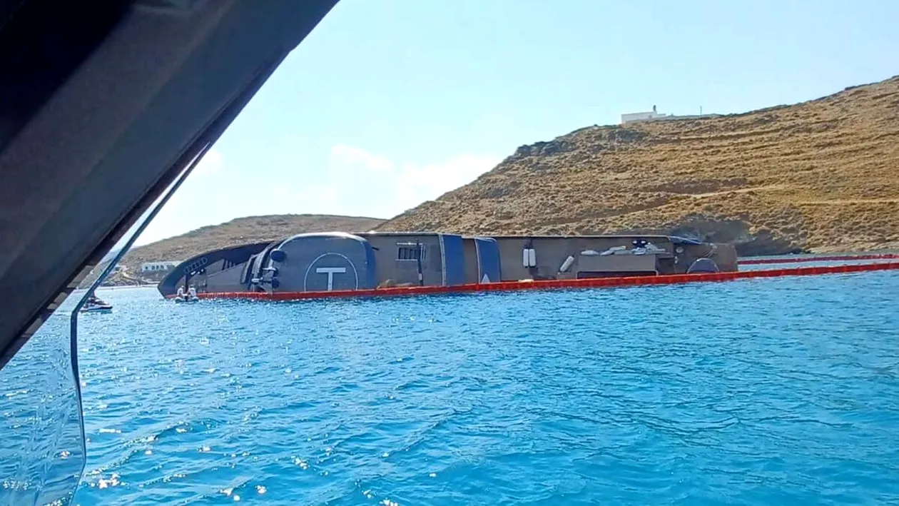 VIDEO | Încă un superyacht de lux s-a scufundat. De data aceasta, 007 a eșuat în Grecia