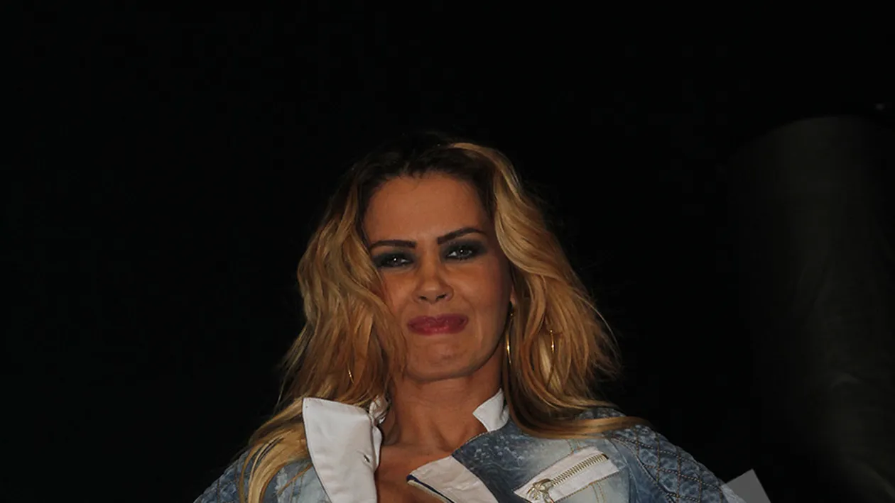 Zavo nu mai vrea sa ascunda nimic! Dupa ce si-a dezgolit sanii la TV, acum si-a aratat cicatricea secreta