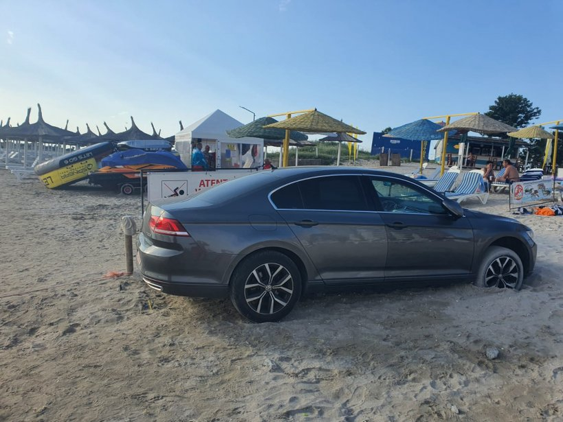 Incredibil! Imagini cu mașina unui turist parcată pe plajă, printre șezlonguri, în Saturn. Salvamarii au sunat la poliție