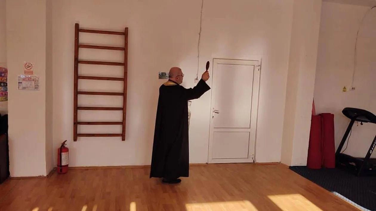 Inedit! Ce mai sfinţesc preoții din Caracal. O... sală de fitness