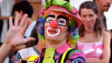 Nu exista nimic mai penibil de atat! Doua brunete foarte cunoscute au dat un judecata un clovn! Motivul este ULUITOR