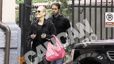 VIDEO Tehnicianul israelian s-a combinat cu fosta balerina. Levy, sedinte tactice la hotel cu Vica lui Piti