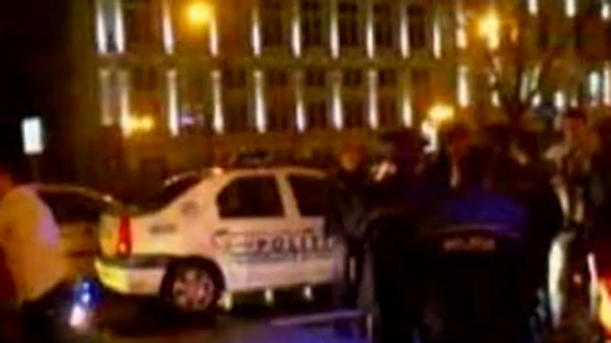 VIDEO Scandal in Centrul Vechi al Capitalei! Opt tineri s-au incaierat cu o patrula a politistilor
