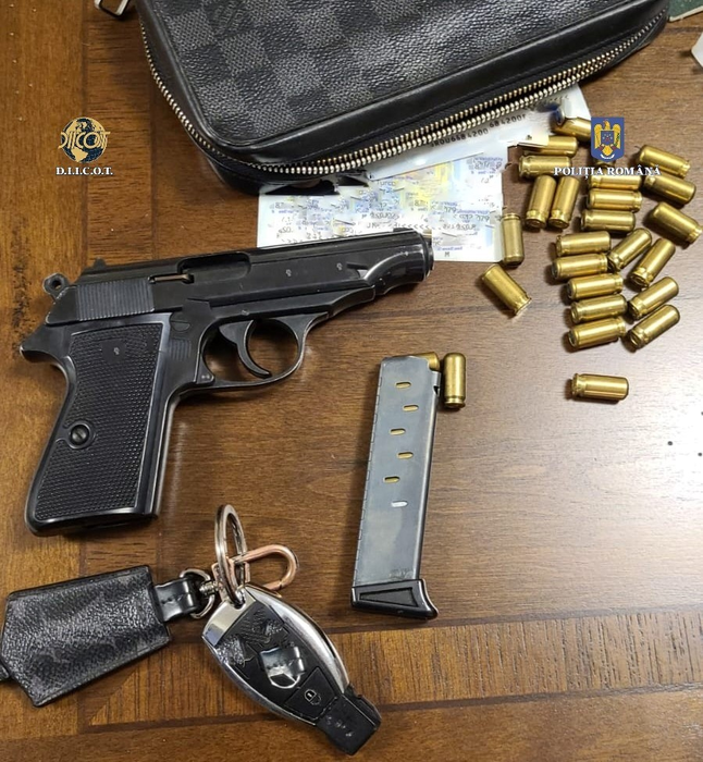 În urma perchezițiilor, a fost ridicat și un pistol cu bile de cauciuc