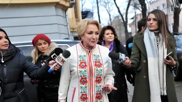 Cât costă celebrul palton alb al premierului Viorica Dăncilă! Nu oricine îşi permite o asemenea haină de designer