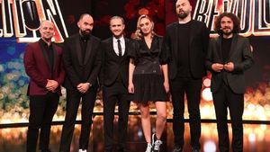 De râsul internetului! Antena 1, ţinta glumelor după ce a scos din grilă emisiunea Stand-up Revolution