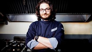 Chef Dumitrescu şi-a arătat abdomenul la plajă! Nu mai e tras prin inel, a ”scăpat” la frigider!