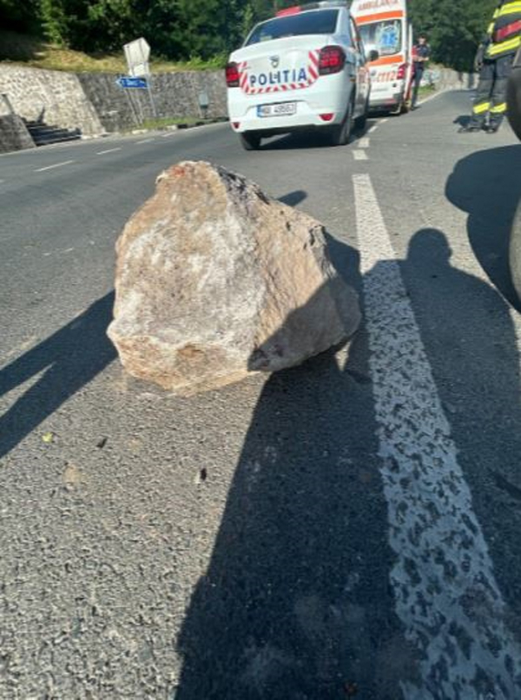 Mașina în care se afla politicianul George Botizan a fost strivită de un bolovan. S-a intervenit în regim de urgență, bărbatul a fost găsit inconștient
