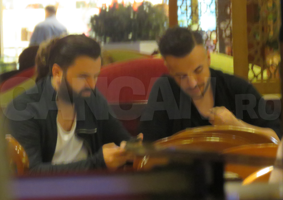 Răzvan Ciobanu & iubitul s-au aşezat la masă în restaurant şi au început să…