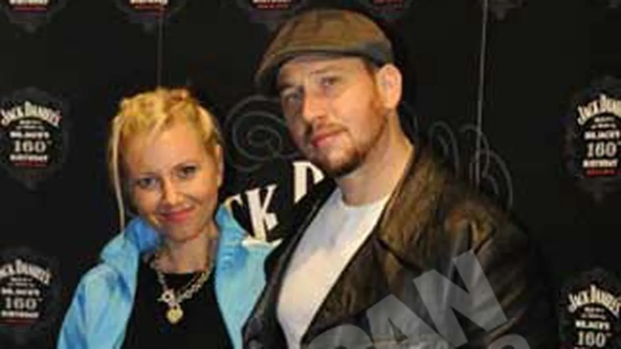 Sotul blondei de la Class, pictorul Costin Craioveanu, si-a licitat tablourile pe Facebook