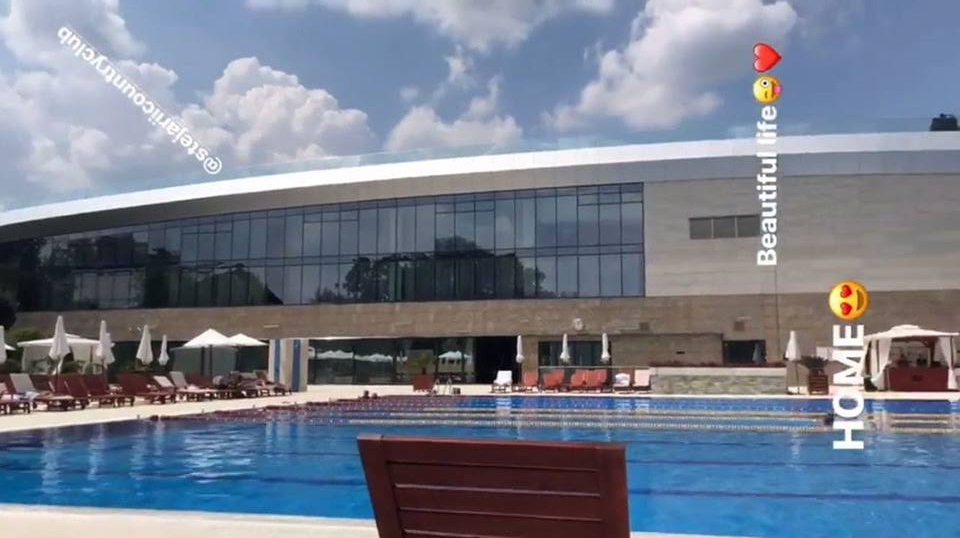 Simona Halep s-a pozat la piscină, la o zi după ce a revenit în țară! Cum arată în costum de baie