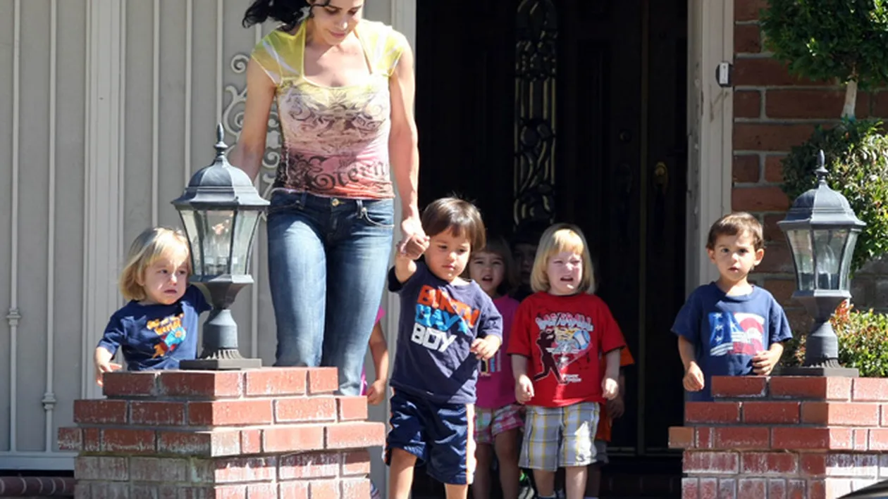 Ce mai face femeia care a uimit o lume intreaga dupa ce a nascut opt copii dintr-un foc?