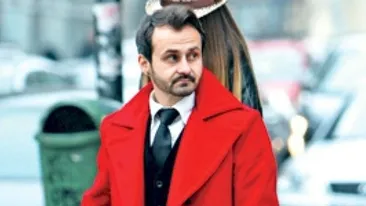 Cel mai perverse sfaturi din modă! Vezi cum isi instruieste un designer modele inainte de evenimente: Vă doare-n p..a