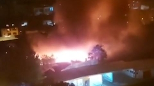 Incendiu devastator în București! Două case din zona Vitan ard ca torțele