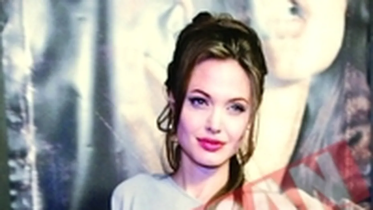 Angelina s-a dat de gol