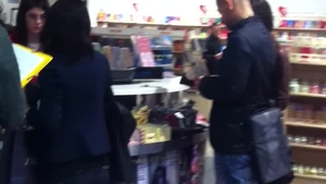 Vali Barbulescu si-a scos iubita in oras si a dus-o la...librarie. Vezi aici ce au cumparat cei doi!