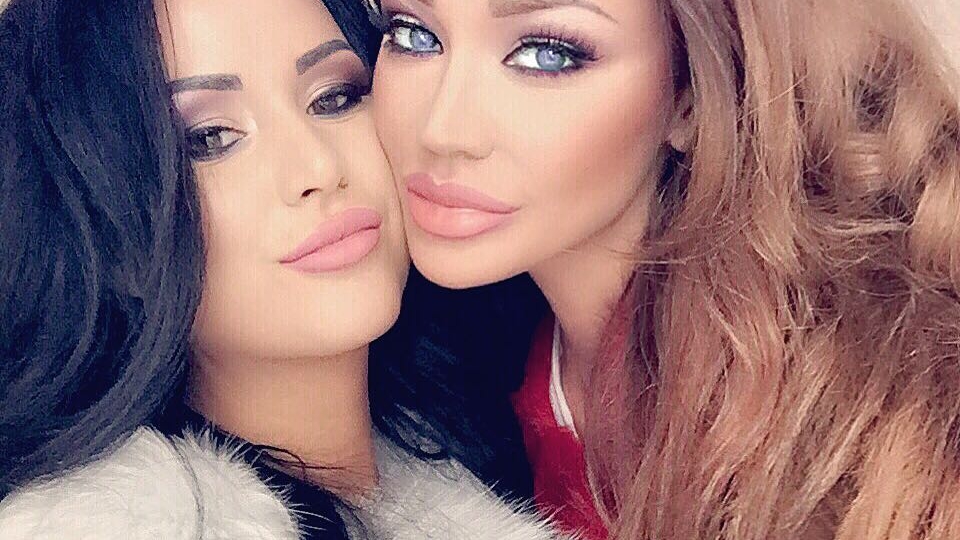Bianca Drăgușanu o ia în derâdere pe buna sa prietenă Daniela Crudu. Ce gest a făcut blondina „Vă ador”